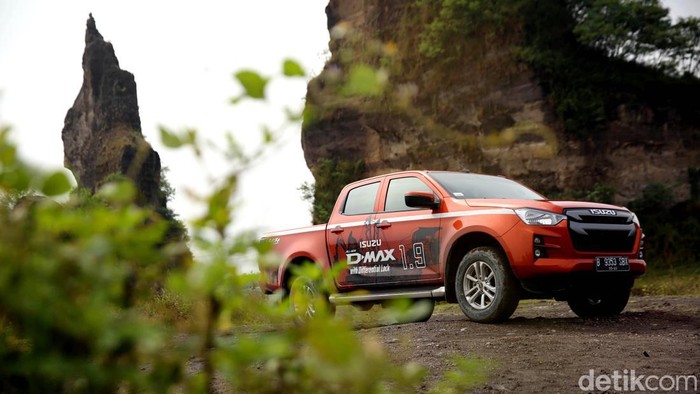 Tak Cuma Buat Tambang, Isuzu D-Max 1.9 Juga Oke Buat Bertualang Isuzu D-Max 1.9 merupakan jagoan baru di kelas pick-up. Meski diplot Isuzu sebagai mobil operasional di tambang, mobil ini juga asyik dibawa untuk road trip.