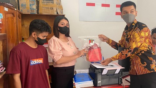 Tersangka pemeroksaan siswi SD di Sabu Raijua saat dilimpahkan ke Kejari Seba bersama barang bukti oleh Polres Sabu Raijua setelah berkas perkara dinyatakan lengkap, Selasa (17/5/2022).