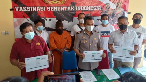 Tersangka yang berinisial KA (26), warga Desa Pangkung Paruk, Kecamatan Seririt, Kabupaten Buleleng dihadirkan saat jumpa pers