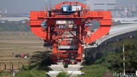Pantauan detikJabar, Rabu (18/5/2022) pemasangan girder dilakukan dari tiang penyangga satu ke tiang penyangga lainnya.