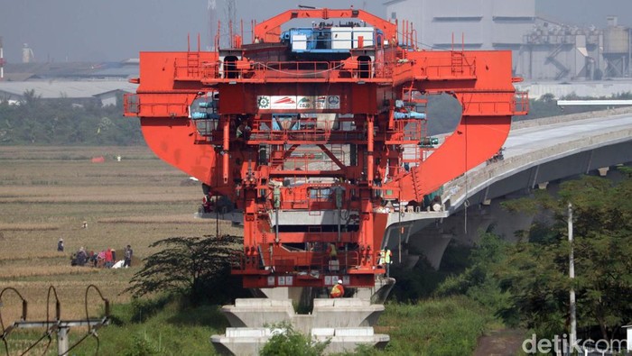 Pemasangan girder Kereta Cepat Jakarta-Bandung di kawasan Tegalluar, Kabupaten Bandung, hampir rampung. Seperti apa progres pembangunanannya?