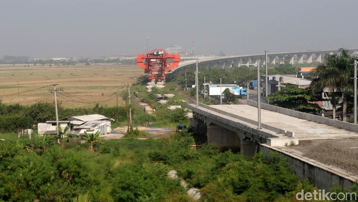 Pemasangan girder Kereta Cepat Jakarta-Bandung di kawasan Tegalluar, Kabupaten Bandung, hampir rampung. Seperti apa progres pembangunanannya?