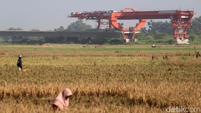 Terus Dikebut, Begini Progres Pembangunan Kereta Cepat JKT-BDG Pemasangan girder Kereta Cepat Jakarta-Bandung di kawasan Tegalluar, Kabupaten Bandung, hampir rampung. Seperti apa progres pembangunanannya?