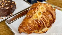 Dari kategori croissant ada Croissant Jasuke (Rp 35.000) yang memadukan unsur cita rasa jajanan Indonesia yaitu jagung, susu, dan keju alias jasuke.