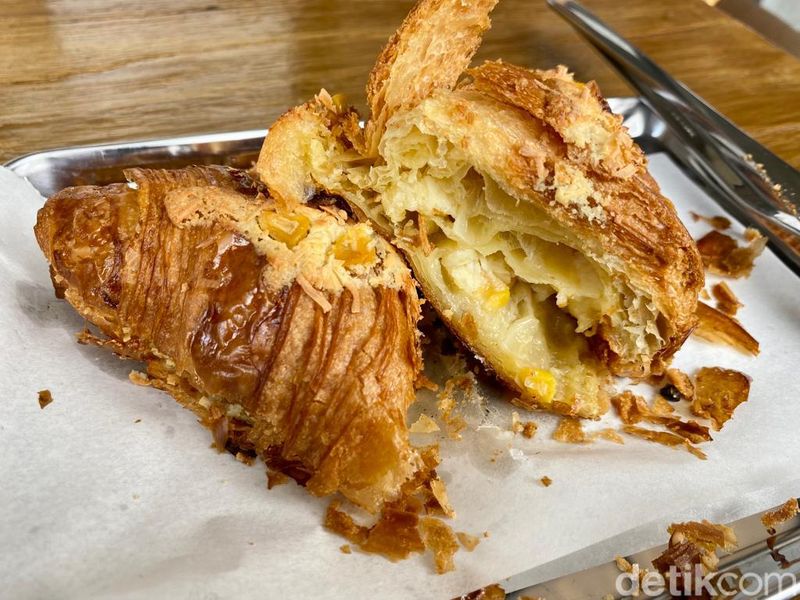  Krenyes Gurih! Di Sini Ada Croissant Jasuke hingga Roti Bloeder Artisan