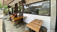 Area bersantapnya cukup luas dengan bagian dalam dan luar ruangan. Bakery nyempil di Cipete ini sempat hits di kalangan pencinta roti dan pastry.