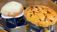 Bloeder Chocolate & Cheese (Rp 18.000) terasa empuk dan lembut. Isiannya cokelat dan potongan kecil keju.