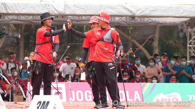 Tim beregu putra Indonesia berhasil mempertahankan medali emas di multievent SEA Games 2021 Vietnam. Riau Ega Agatha Salsabila cs menang telak atas wakil tuan rumah.