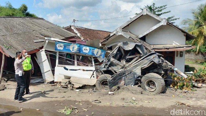 TKP truk tabrak rumah di Pasuruan