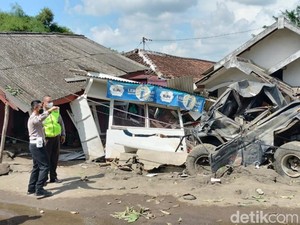 Detik-detik Truk Tabrak 9 Rumah-3 Mobil di Jalur Bromo Pasuruan