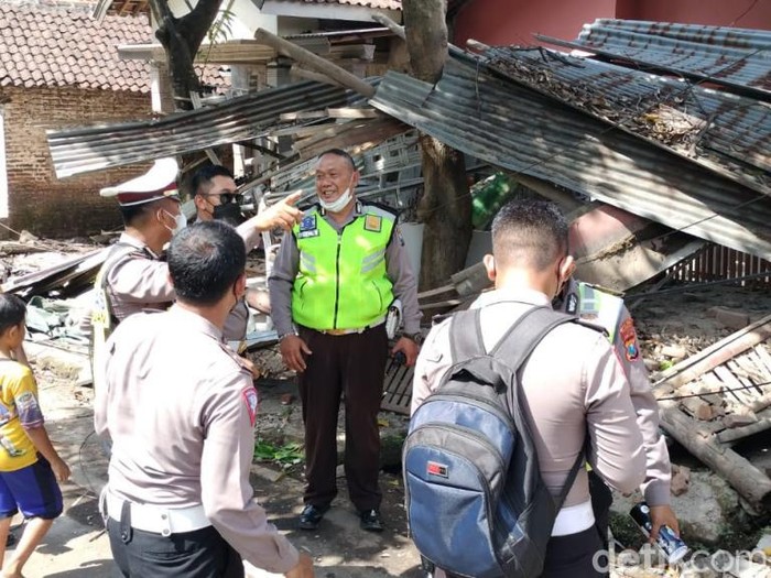 TKP truk tabrak rumah di Pasuruan