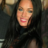 Mengenakan riasan wajah tipis, freckles atau bintik-bintik cokelat pada wajahnya terlihat, membuat kecantikannya unik dan tampak natural. Foto: Getty Images