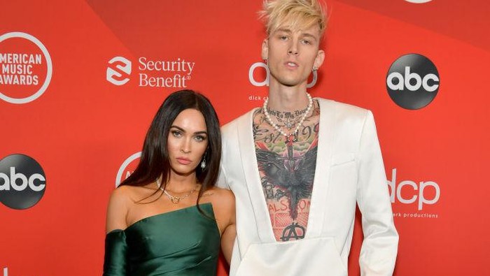 LOS ANGELES, CALIFORNIA - NOVEMBER 22: (L-R) In this image released on November 22, Megan Fox and Machine Gun Kelly attend the 2020 American Music Awards at Microsoft Theater on November 22, 2020 in Los Angeles, California. (Photo by Emma McIntyre /AMA2020/Getty Images for dcp)