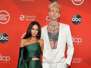 Cerita Machine Gun Kelly Ingin Bunuh Diri Saat Telepon Megan Fox