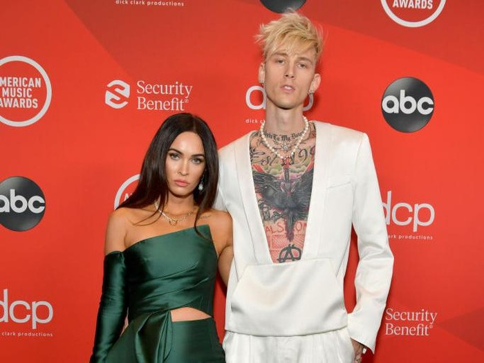 Transformasi Megan Fox LOS ANGELES, CALIFORNIA - NOVEMBER 22: (L-R) In this image released on November 22, Megan Fox and Machine Gun Kelly attend the 2020 American Music Awards at Microsoft Theater on November 22, 2020 in Los Angeles, California. (Photo by Emma McIntyre /AMA2020/Getty Images for dcp)