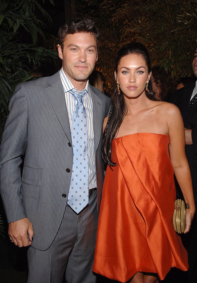 Megan Fox saat berpacaran dengan Brian Austin Green, yang kini jadi mantan suaminya, pada 2007. Ia tampil girlie dengan gaun strapless dan rambut dikuncir tengah. Foto: Getty Images
