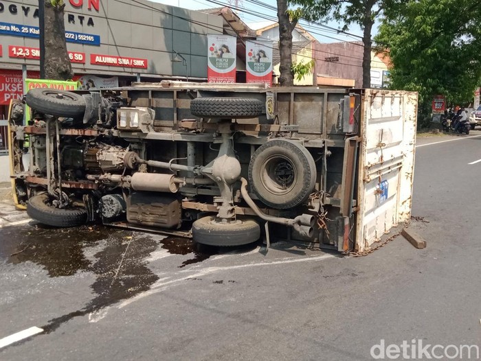Truk boks terguling di jalan Jogja-Solo depan Polsek Delanggu, Klaten, Rabu (18/5/2022).