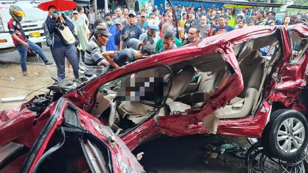 truk seruduk mobil dan toko di bungah gresik
