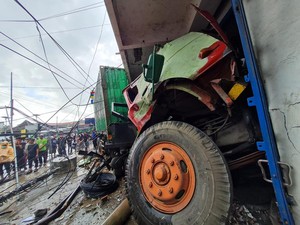 Detik-detik Trailer Seruduk Ertiga-Toko di Bungah Gresik hingga 1 Tewas