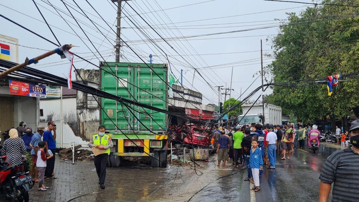 truk seruduk mobil dan toko di bungah gresik