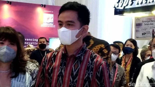 Wali Kota Solo Gibran Rakabuming Raka tampak masih memakai masker di tengah kebijakan pelonggaran masker, Rabu (18/5/2022).