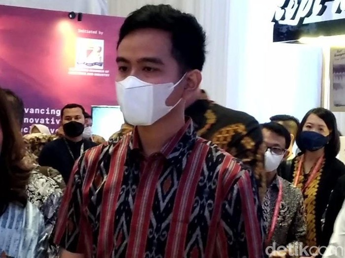 Wali Kota Solo Gibran Rakabuming Raka tampak masih memakai masker di tengah kebijakan pelonggaran masker, Rabu (18/5/2022).