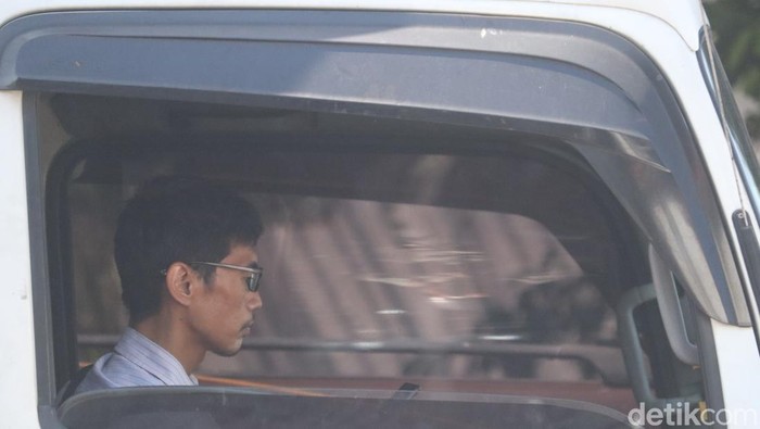 Warga Bandung tak lagi menggunakan masker saat beraktivitas di luar ruangan.