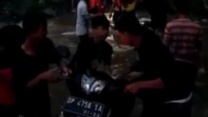 Warga di Enrekang pikul motor melintasi sungai gegara tak ada jembatan