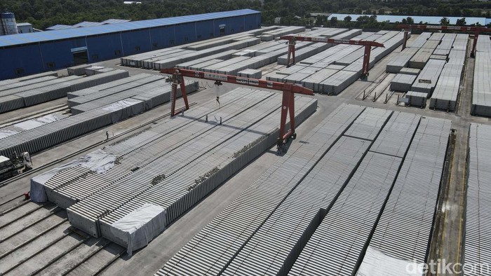 Slab track atau bantalan rel untuk Kereta Cepat Jakarta-Bandung ternyata diproduksi di dalam negeri. Yuk lihat proses produksinya di Karawang, Jabar.