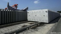Proyek Kereta Cepat Jakarta-Bandung setidaknya membutuhkan 30.177 unit slab track. Slab track adalah landasan tempat rel bertumpu yang terbuat dari beton dan diikat dengan penambat rel.