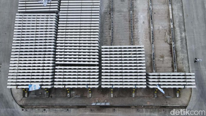 Yuk Intip Produksi Bantalan Rel Kereta Cepat Jakarta Buatan Lokal Slab track atau bantalan rel untuk Kereta Cepat Jakarta-Bandung ternyata diproduksi di dalam negeri. Yuk lihat proses produksinya di Karawang, Jabar.