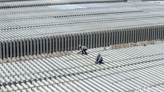 Yuk Intip Produksi Bantalan Rel Kereta Cepat Jakarta Buatan Lokal Slab track atau bantalan rel untuk Kereta Cepat Jakarta-Bandung ternyata diproduksi di dalam negeri. Yuk lihat proses produksinya di Karawang, Jabar.