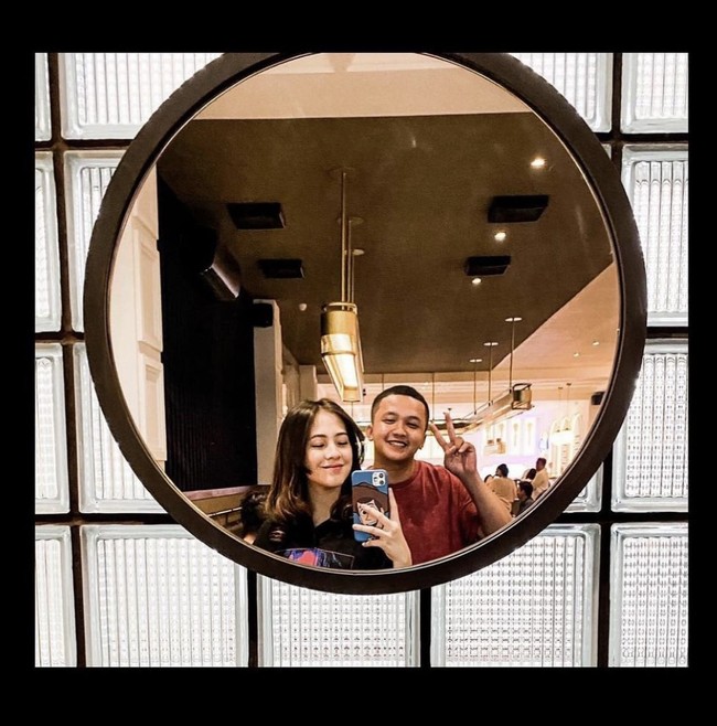 Saat go public, Zara dan Kakang sama-sama mengunggah foto pertemuan mereka di 2020. Terlihat masih ada jarak di antara keduanya saat mirror selfie di sebuah cafe. Foto: dok. Instagram @zaraadhsty