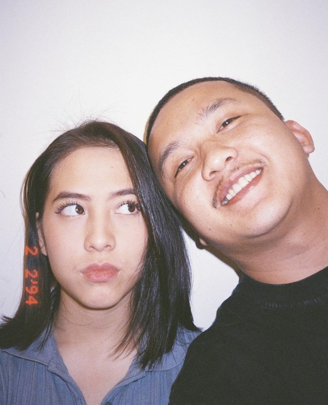 Kakang sendiri baru berulang tahun ke-30. Selain dikenal sebagai content creator, pria kelahiran 18 Mei 1992 itu juga seorang penyanyi dan penyiar. Hubungannya dengan Adhisty Zara terpaut 11 tahun. Foto: dok. Instagram @zaraadhsty