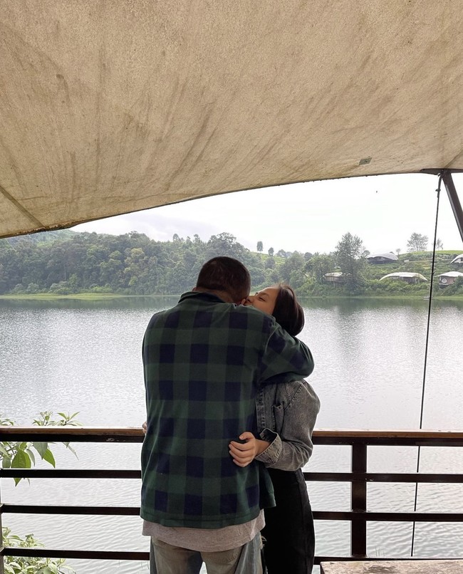 Salah satu fotonya pun menjadi perbincangan karena Zara terlihat mengecup telinga kekasihnya. Foto: dok. Instagram @zaraadhsty