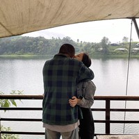 Salah satu fotonya pun menjadi perbincangan karena Zara terlihat mengecup telinga kekasihnya. Foto: dok. Instagram @zaraadhsty