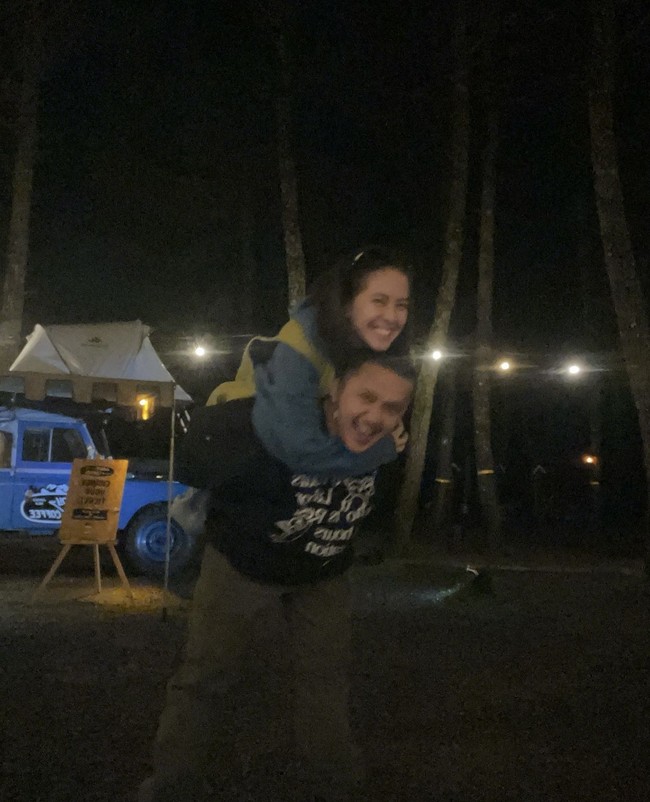 “terima kasih ya udah jadi orang yang selalu ngajarin aku apa itu sabar, dan pelan-pelan bawa aku jadi lebih kenal aku. makasih udah mau capek bolak balik bdg-jkt tiap minggu buat ketemu aku sesibuk apapun kamu,” tulis aktris kelahiran 21 Juni 2003 itu lewat akun Instagram @zaraadhsty. Foto: dok. Instagram @zaraadhsty