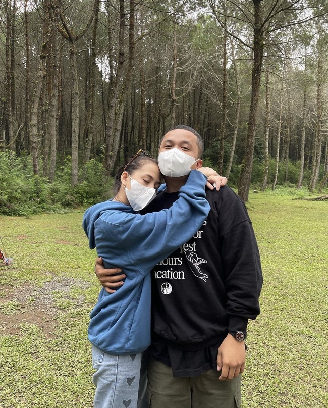 Zara dan Kakang juga sempat double date dengan dua temannya. Mereka membagikan momen seru saat camping di Bandung. Foto: dok. Instagram @zaraadhsty