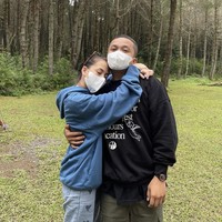 Zara dan Kakang juga sempat double date dengan dua temannya. Mereka membagikan momen seru saat camping di Bandung. Foto: dok. Instagram @zaraadhsty