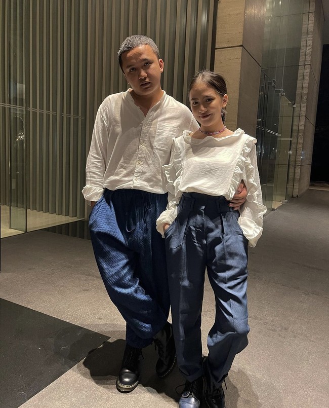 Dalam beberapa kesempatan, Zara dan Kakang sering memakai baju serasi. Seperti saat memakai atasan putih, celana longgar berwarna biru, dan sepatu boots Doc Marten. Foto: dok. Instagram @zaraadhsty
