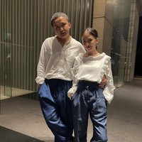 Dalam beberapa kesempatan, Zara dan Kakang sering memakai baju serasi. Seperti saat memakai atasan putih, celana longgar berwarna biru, dan sepatu boots Doc Marten. Foto: dok. Instagram @zaraadhsty