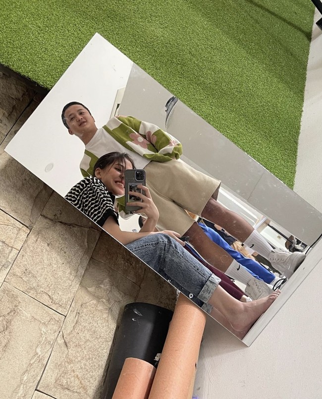 Bintang film Dua Garis Biru itu mengunggah sejumlah foto yang berkesan untuknya dan Kakang. Dia pun menuliskan ucapan dan doa sebagai caption. Meskipun menjalani hubungan jarak jauh, Kakang rela bolak-balik Bandung-Jakarta demi Zara. Foto: dok. Instagram @zaraadhsty