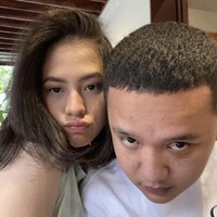 Adhisty Zara menjalin hubungan asmara dengan Abimanyu Bhakti, yang dikenal sebagai Kakang dari kanal YouTube Jurnal Risa. Hubungannya menjadi sorotan setelah mulai go public di awal tahun 2022. Foto: dok. Instagram @zaraadhsty