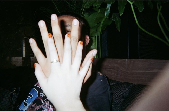 Netizen ramai menyebut pasangan Gemini-Taurus itu serasi dan bucin. Zara dan Kakang sempat membandingkan ukuran tangan mereka dan mengabadikan momen tersebut dengan kamera analog. Foto: dok. Instagram @zaraadhsty