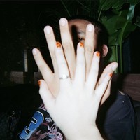 Netizen ramai menyebut pasangan Gemini-Taurus itu serasi dan bucin. Zara dan Kakang sempat membandingkan ukuran tangan mereka dan mengabadikan momen tersebut dengan kamera analog. Foto: dok. Instagram @zaraadhsty