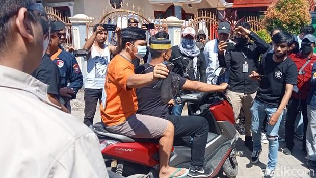 Aksi anak buah eks Kasatpol PP bunuh pegawai Dishub lempar santet ke rumah korban (detikSulsel/Muh Ishak Agus)