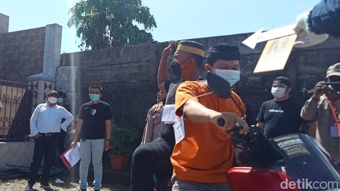 Aksi anak buah eks Kasatpol PP bunuh pegawai Dishub lempar santet ke rumah korban (detikSulsel/Muh Ishak Agus)