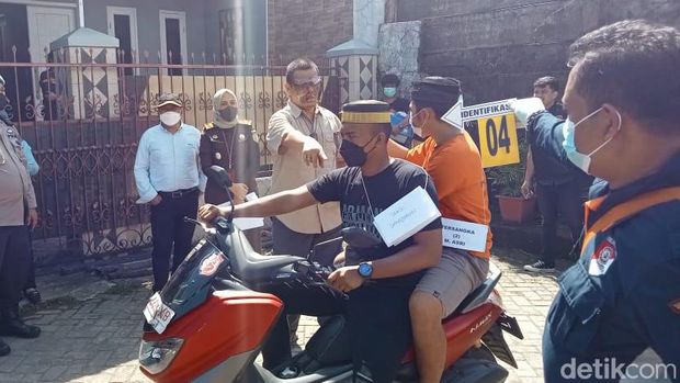 Aksi anak buah eks Kasatpol PP bunuh pegawai Dishub lempar santet ke rumah korban (detikSulsel/Muh Ishak Agus)