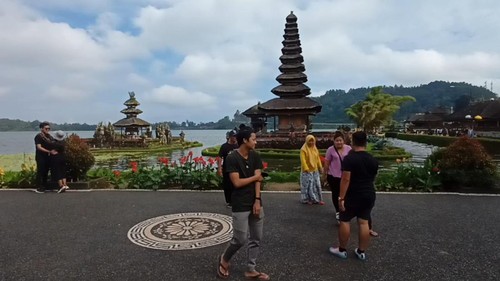 Aktivitas wisatawan di Ulun Danu Beratan sebelum libur Lebaran 2022.