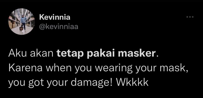 Kalau pakai masker jadi lebih bisa membuat lawan jenis terpikat dan terpesona kayaknya. Makanya walaupun sudah diperbolehkan lepas, tetap ngotot ingin pakai masker supaya pesonanya nggak hilang. Foto: Twitter